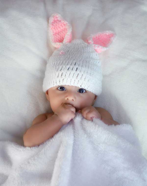 Joli Bébé en sortie de bain qui ne montre que la moitié de sa tête